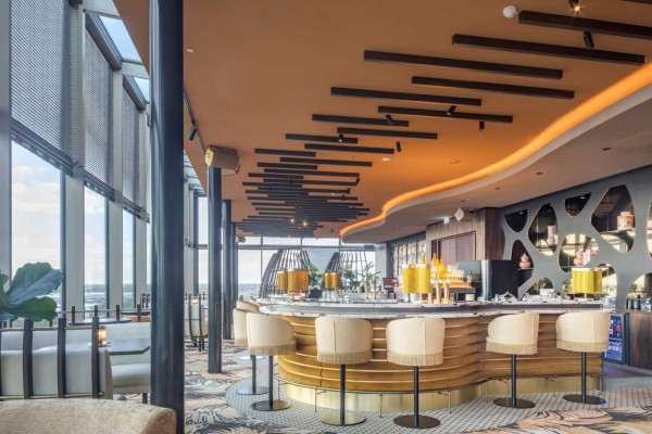 Van der Valk biedt hotels met luxekamers en suites, sfeervolle restaurants, moderne boardrooms en mooie (wellness)zwembaden. Hier spelen akoestiek en design natuurlijk een belangrijke rol. Eleganza van Knauf Ceiling Solutions is de oplossing.