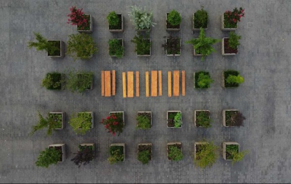 Het Bewegend Bos biedt diverse voordelen voor stedelijke gebieden. Het draagt bij aan klimaatadaptatie door natuurlijke schaduw en verkoeling te bieden, wat de hittestress vermindert en de leefbaarheid van de stad vergroot. Daarnaast speelt het een rol in