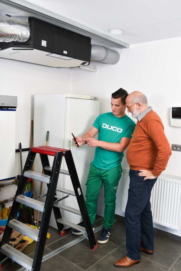 DUCO Ventilation & Sun Control introduceert de DucoBox Energy Sky, een innovatief en compact WTW-systeem dat perfect inspeelt op de uitdagingen van beperkte technische ruimtes en lastige installatielocaties. Dankzij het lichte ontwerp en de veelzijdige mo