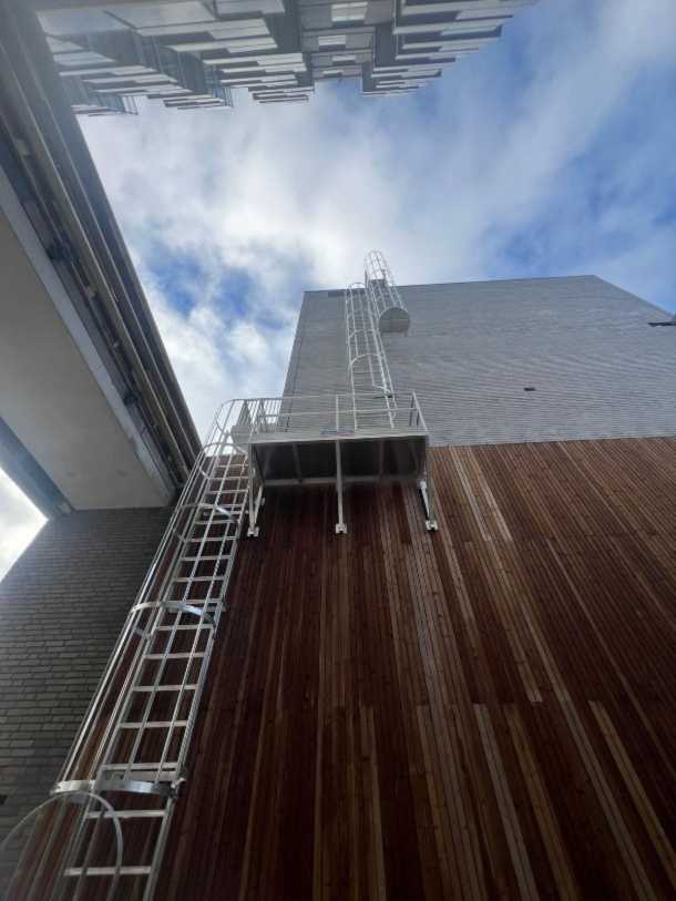 Een kooiladder is een vaste gevelladder die is voorzien van een veiligheidskooi. Deze kooi omsluit de gebruiker tijdens het klimmen. Het biedt bescherming tegen valgevaar, vooral op hoogtes boven 3 meter. Wij beschikken over diverse soorten kooiladders, d