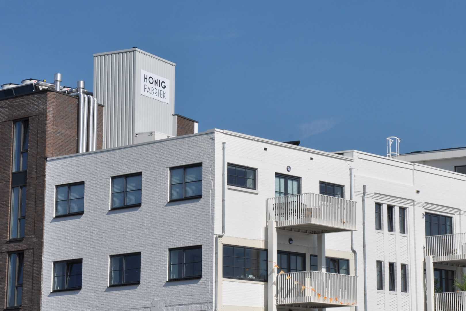De Bij, wonen in de Honig fabriek Aluminium kozijnen van Aliplast passen bij diverse stijlen, waaronder renovatie en transformatie. Dankzij het brede aanbod is er altijd een geschikt profiel voor elk project. De technische dienst van Aliplast denkt steeds mee om de beste oplossing te vind
