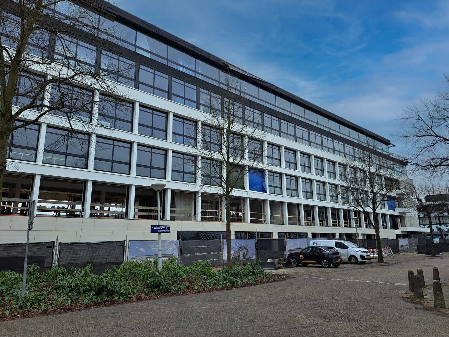 Het Amsterdamse kantoorpand Zwaansvliet Aluminium kozijnen van Aliplast passen bij diverse stijlen, waaronder renovatie en transformatie. Dankzij het brede aanbod is er altijd een geschikt profiel voor elk project. De technische dienst van Aliplast denkt steeds mee om de beste oplossing te vind