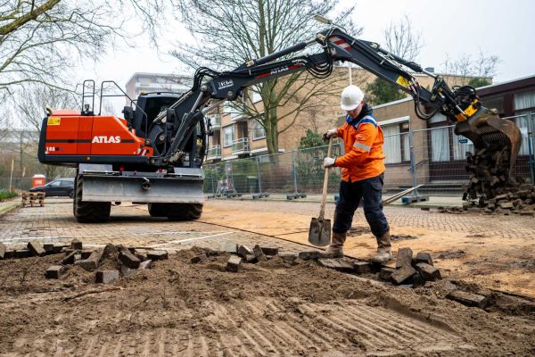 Graafmachine in actie voor warmtenet