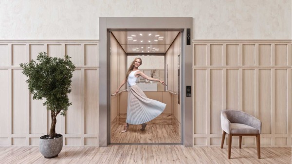 Ballerina in lift Schindler