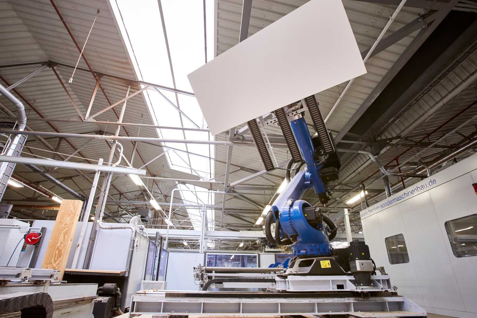 Robot in de fabriek van Berkvens Robot met spaanplaat