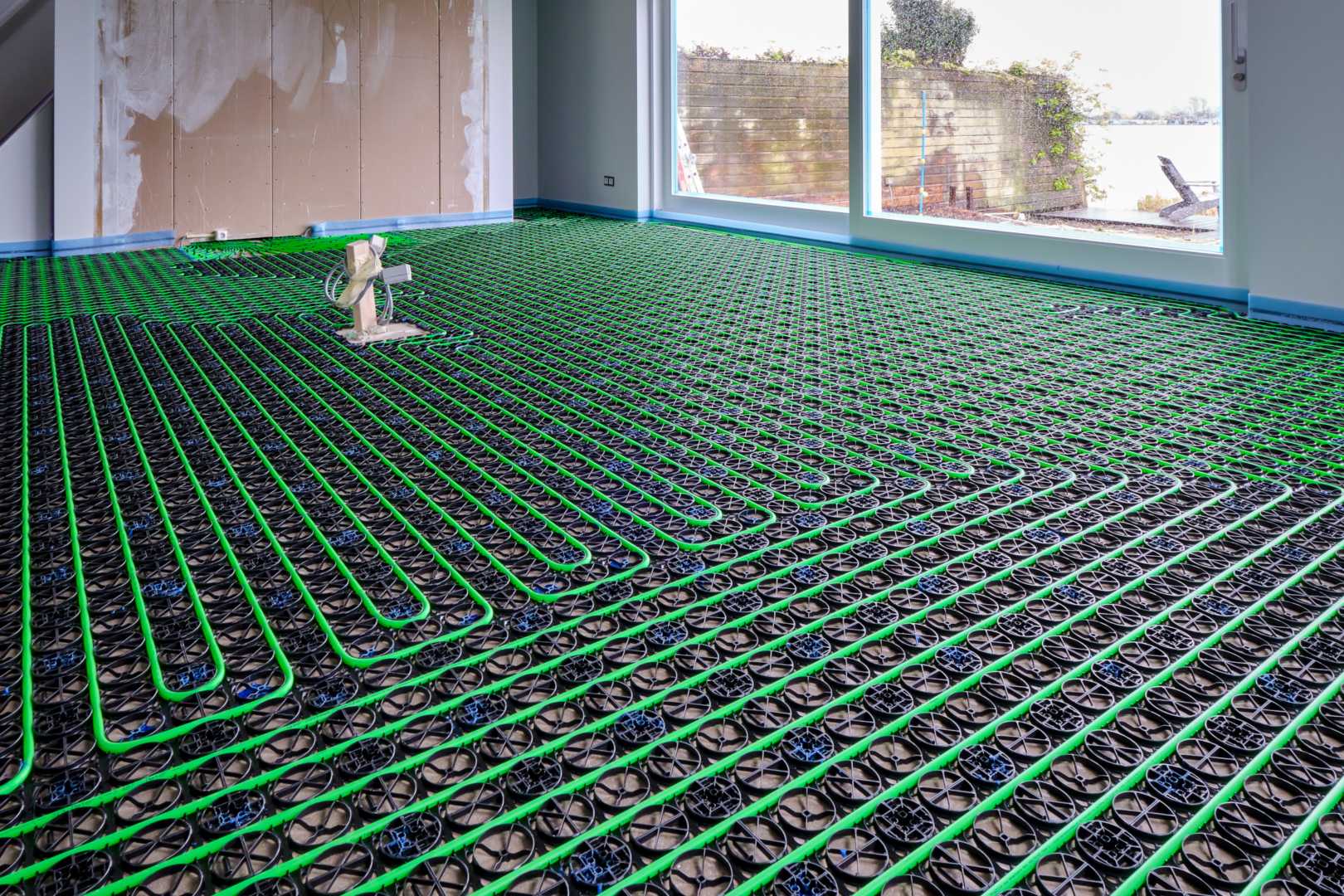 Aanbrengen van Warp vloerverwarming Aanbrengen van vloerverwarming