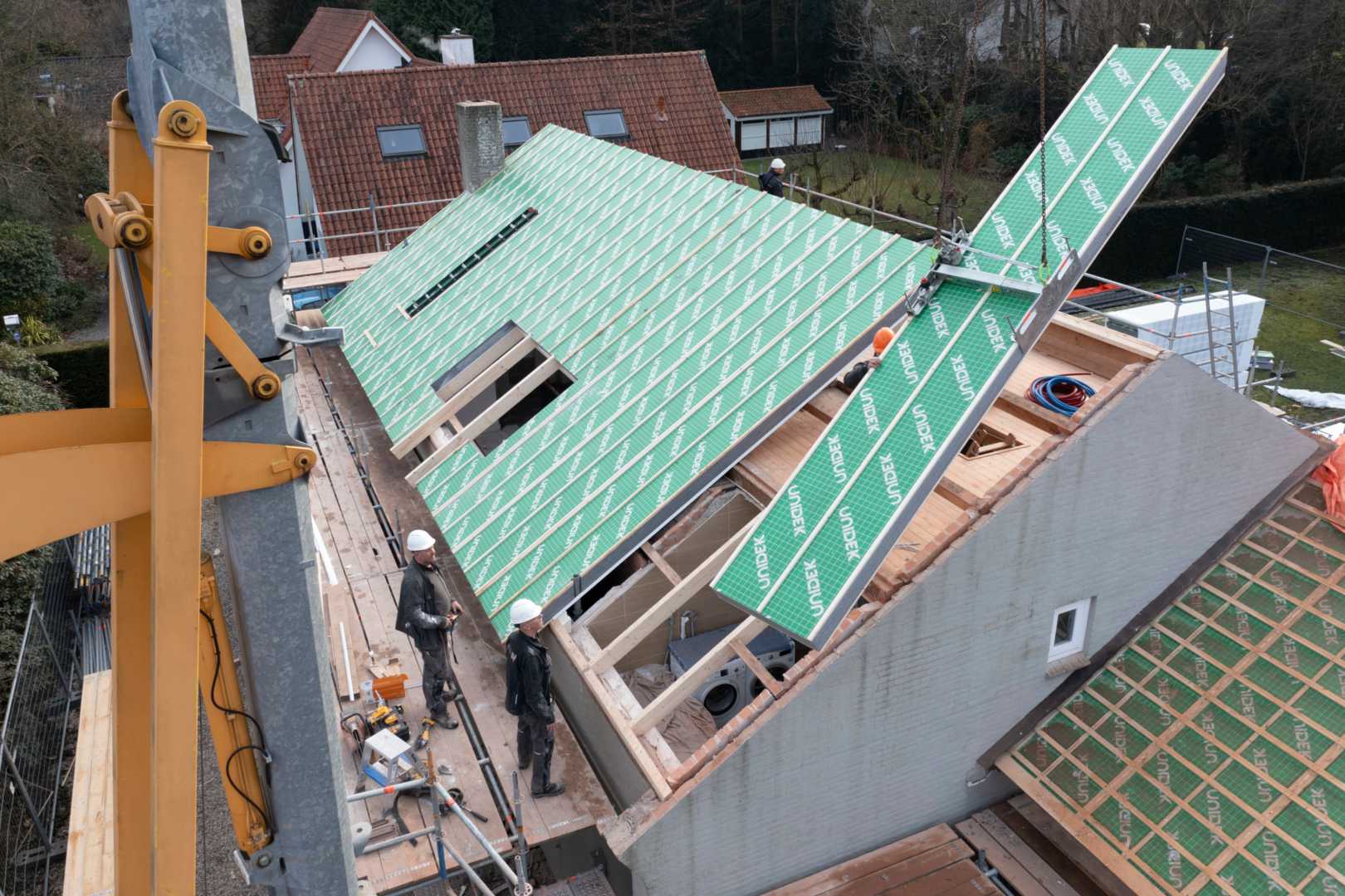 APA Unidek Driebergen Hijskraan tilt isolatiepaneel op een dak