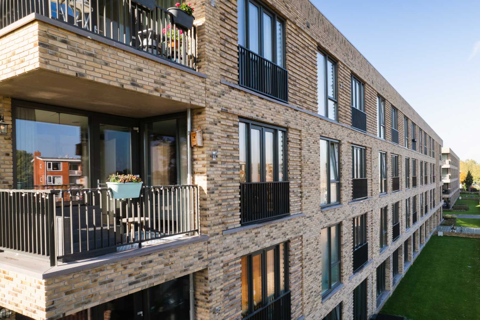 Holonite - Ijsselmuiden Flatgebouw met balkonhekken