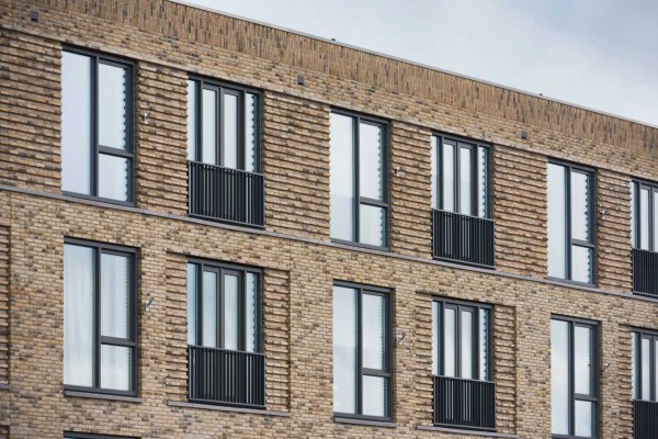 Bakstenengevel met aluminium hekken