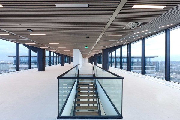 Gallerij met trap en viltplafond