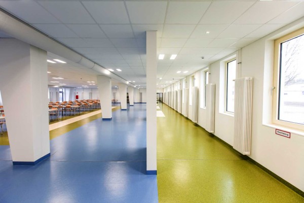 Schoolgang met plafondplaten