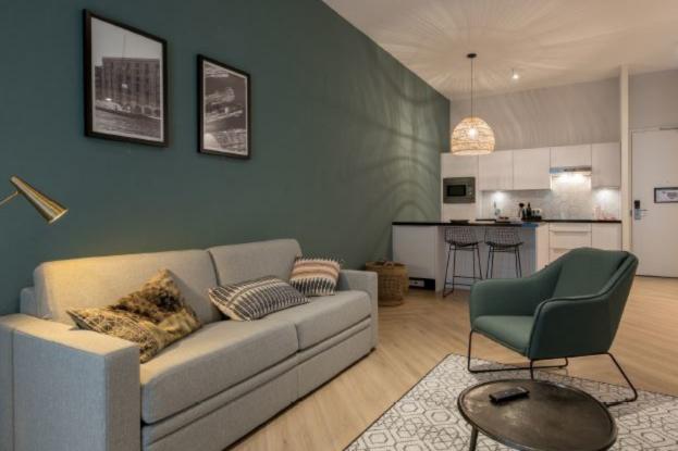 Huiskamer met groene wand