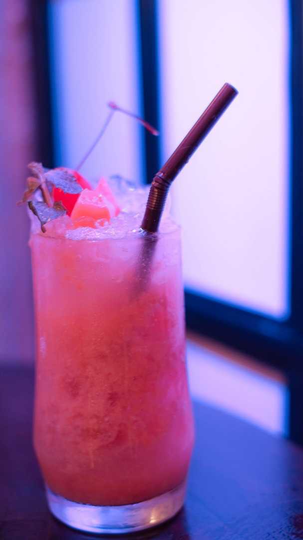 Hoe belangrijk is koeltechniek om je bedrijfsprocessen doorgang te kunnen laten vinden cocktail met rietje