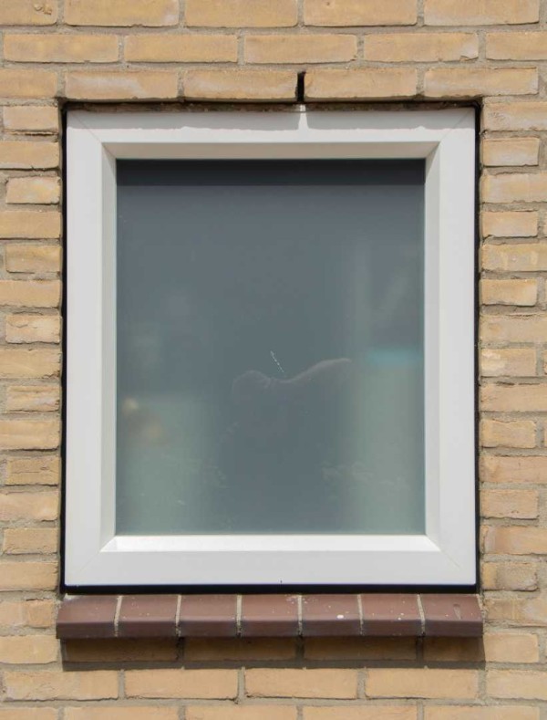 kunststof wit kozijn in muur