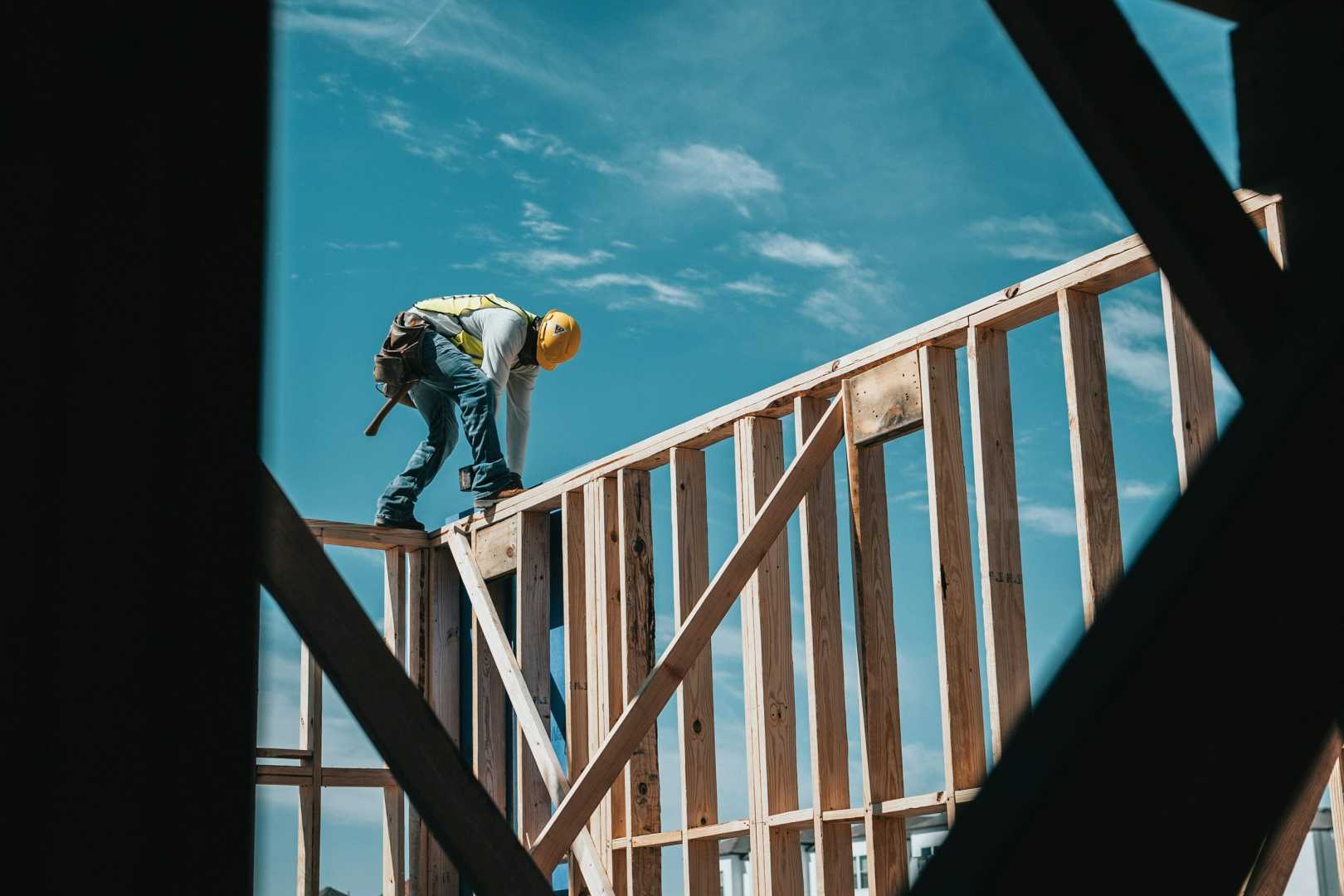 Waarom schroeffundering een goede optie kan zijn bouwvakker op houten fundering