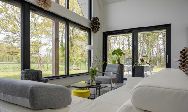woonkamer met kunststof kozijnen