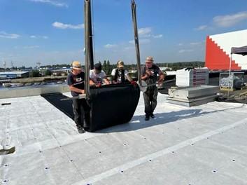 HERTALAN® EASY COVER EPDM wordt op het dak gehesen Dakisolatie wordt op het dak gehesen