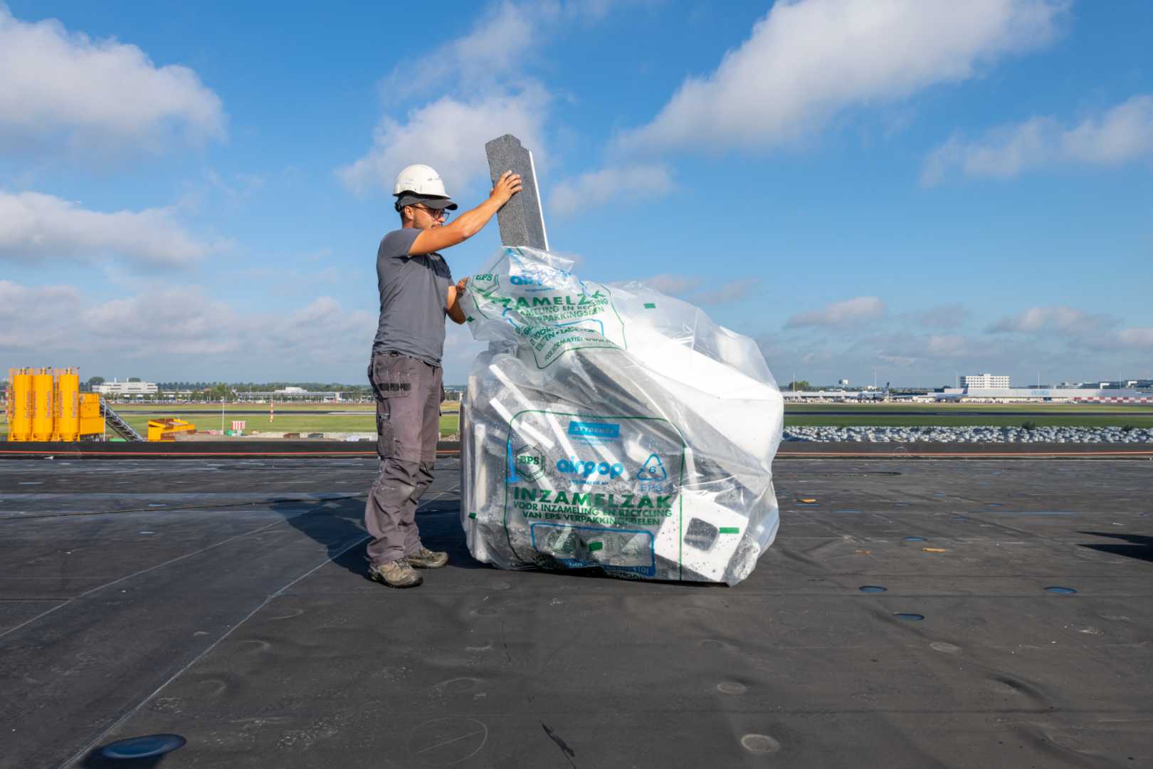 Isobouw recycling retour Bouwvakker verzamelt bouwresten