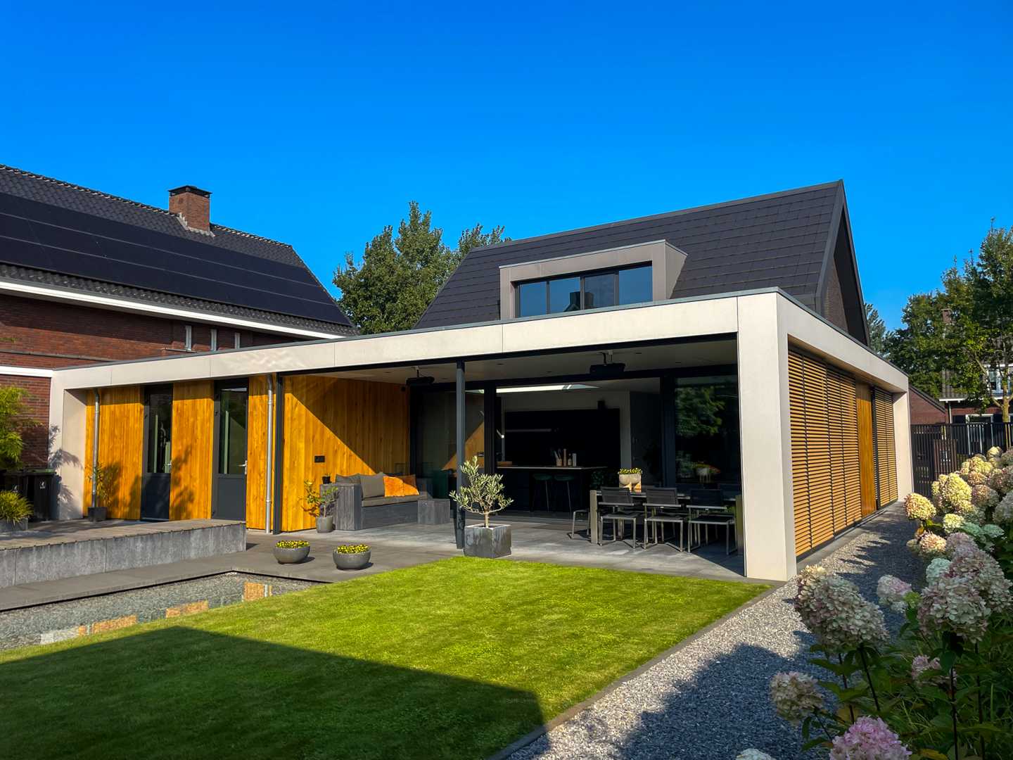 SUNSHIELD Sliding louvers, Liempde Erker met louvers