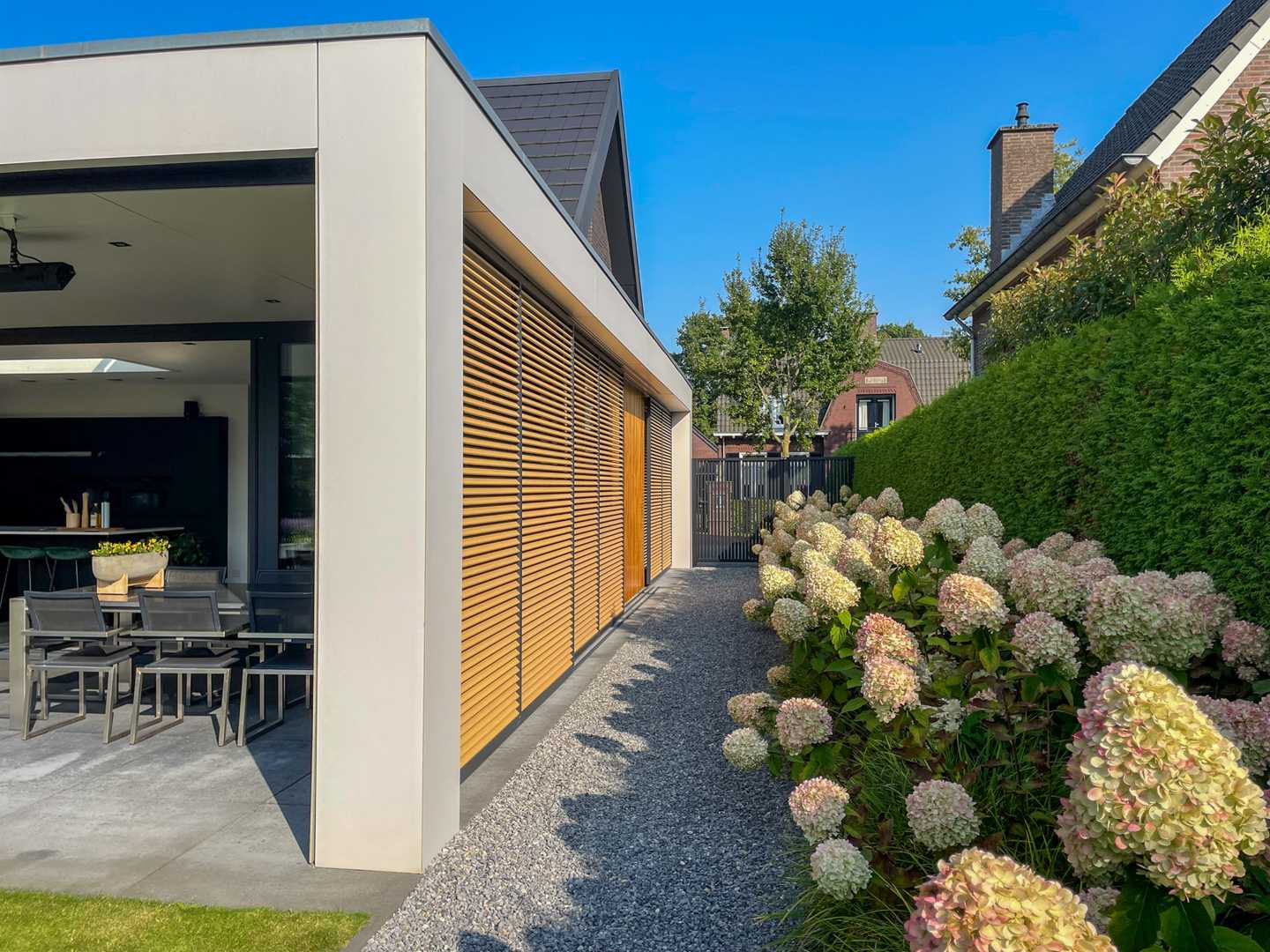SUNSHIELD Sliding louvers, Liempde Gevel met lamellensysteem