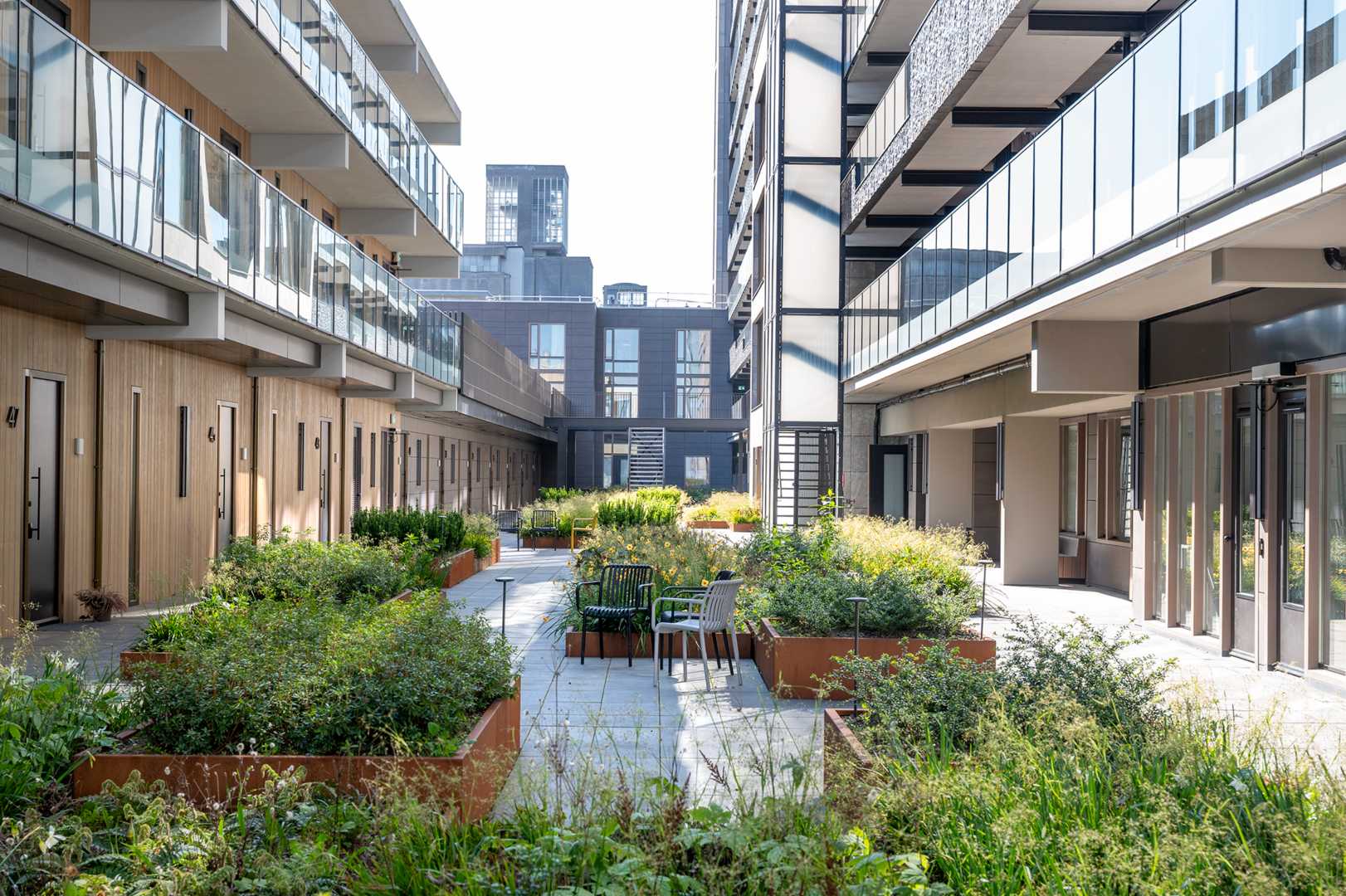 Zoontjens Bay House Rotterdam binnenplaats Binnenplaats met bloembakken
