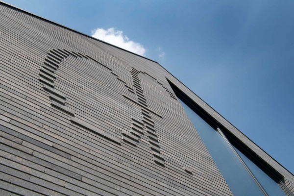 Gevel met logo in steenstrips