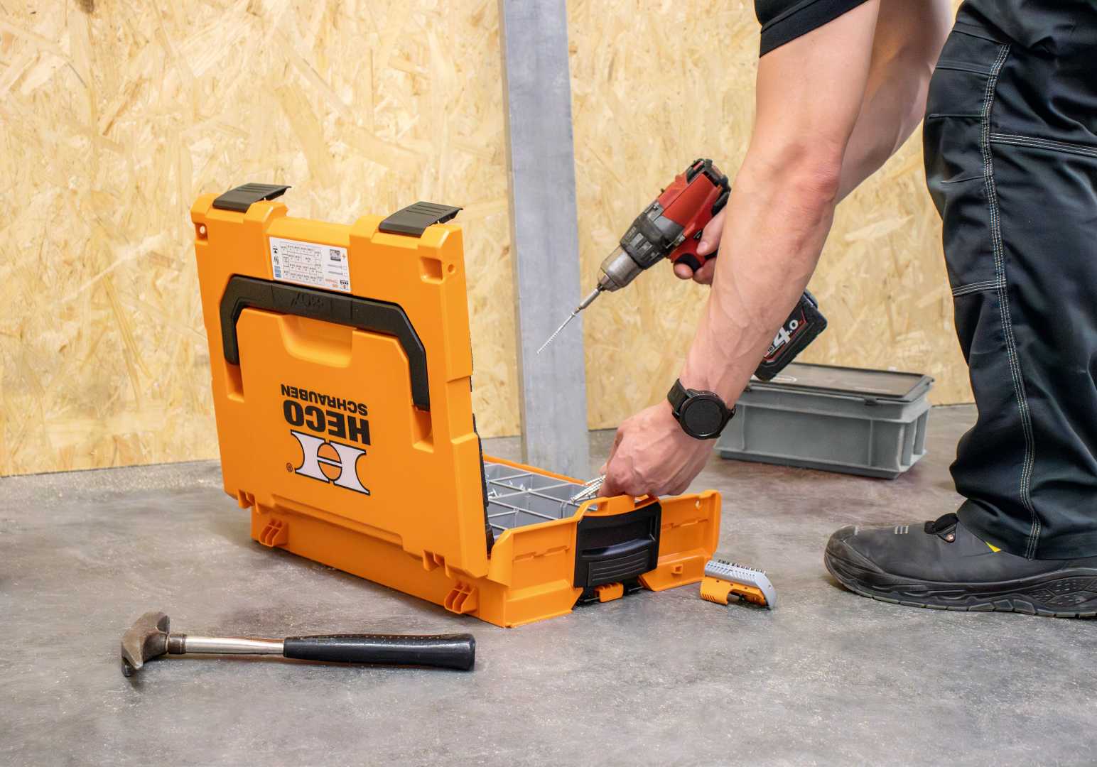 HECO-systeemkoffer L-BOXX bouwvakker haalt schroeven uit koffer