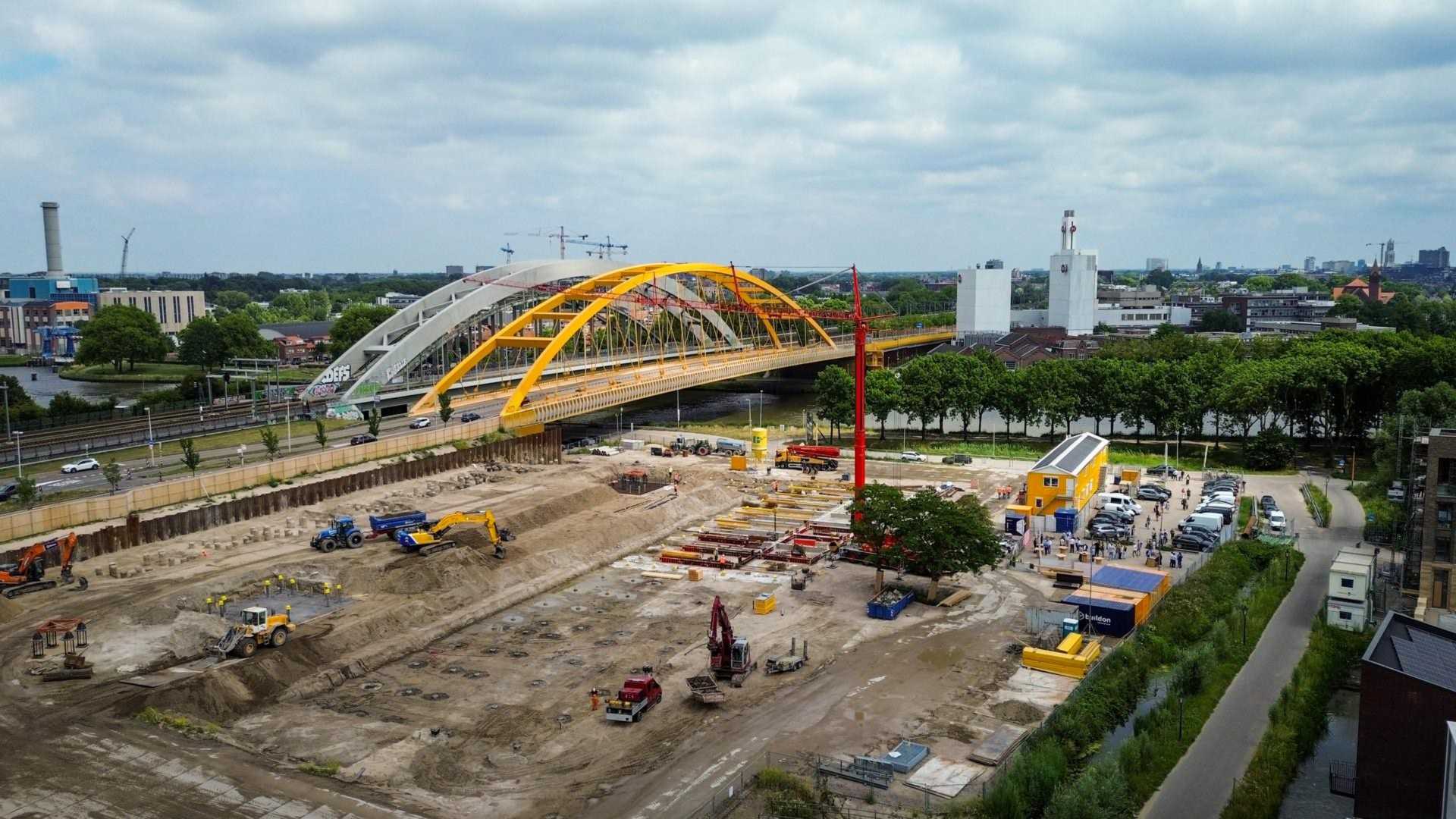 Start bouw 163 duurzame appartementen Bellevue bouwplaats met gele brug