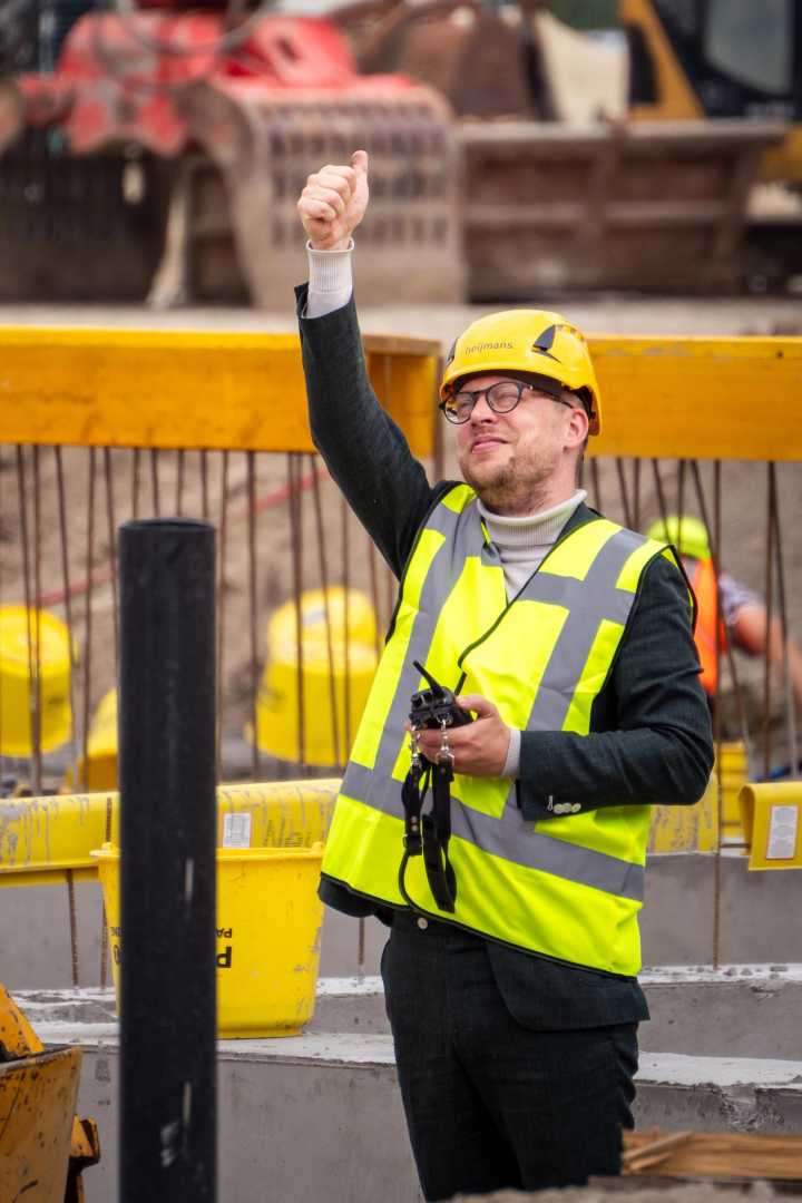 Start bouw 163 duurzame appartementen Bellevue bouwvakker steekt duim op