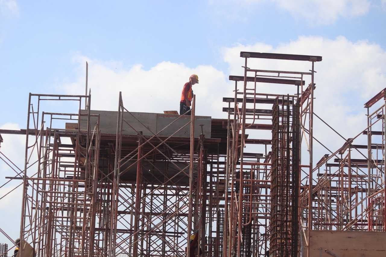 Bouwproject in uitvoering Bouwvakker op stellage