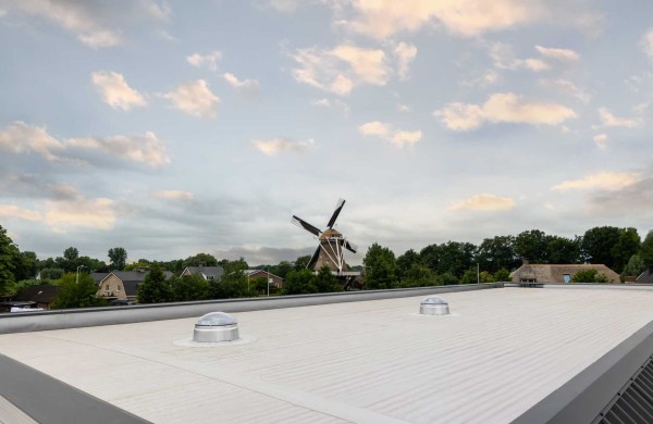 Zoekresultaten | NBD Nederlandse Bouwdocumentatie Dak met daglichtbuizen met wolkenlucht