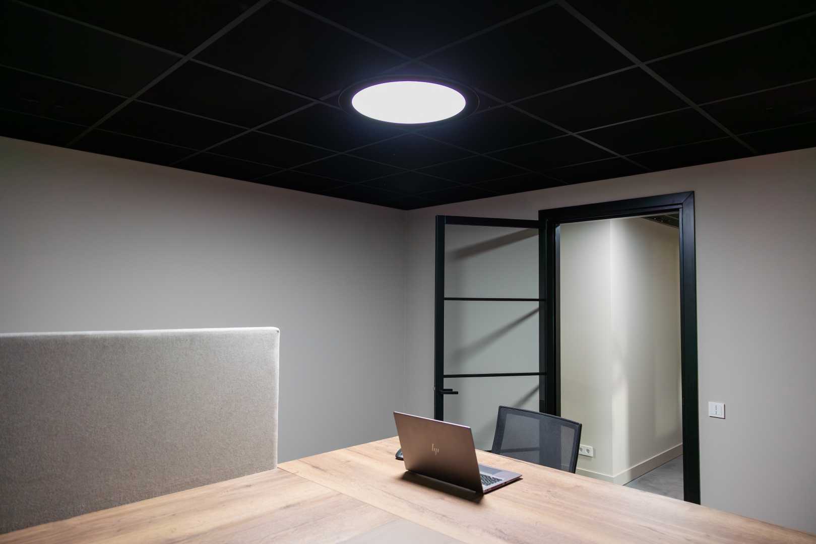 Vergaderkamer met daglichtbuis van Techcomlight Vergaderkamer met daglichtbuis