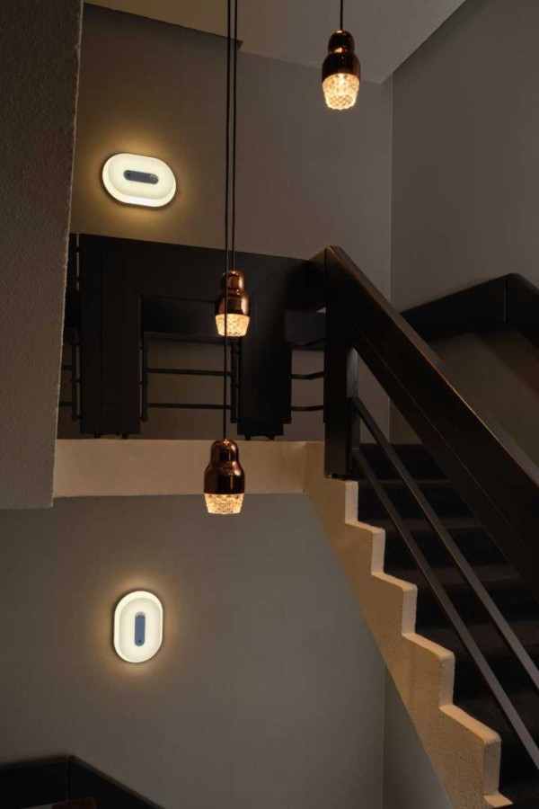 Trap met hanglampen