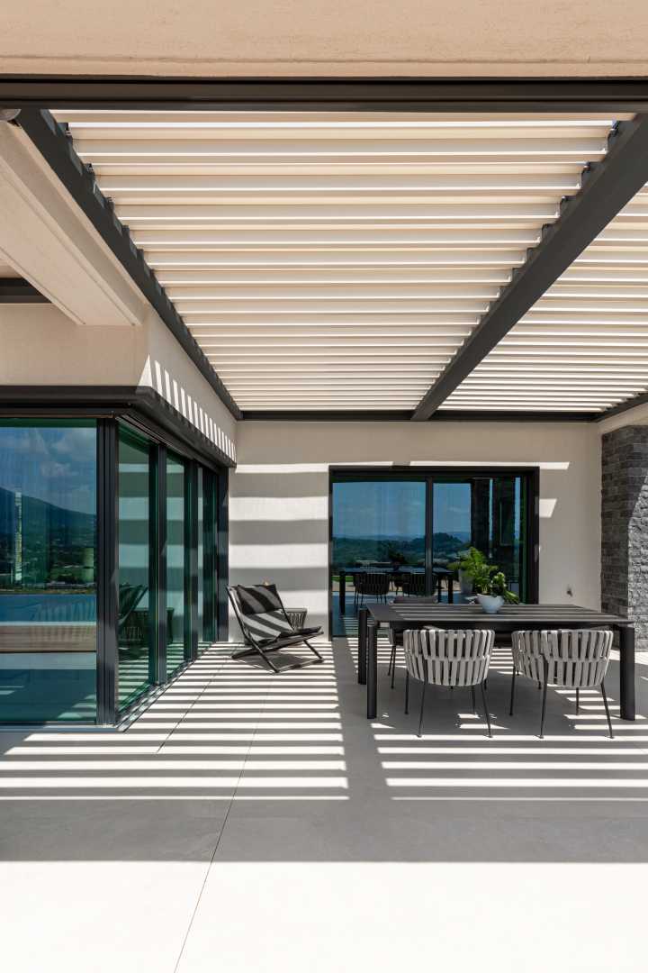 Villa Opio veranda Veranda met lamellen