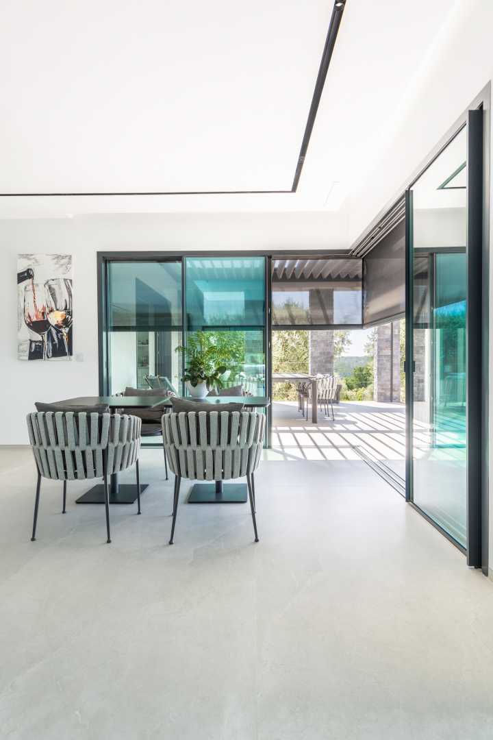 Villa Opio interieur Eettafel met schilderij aan de muur