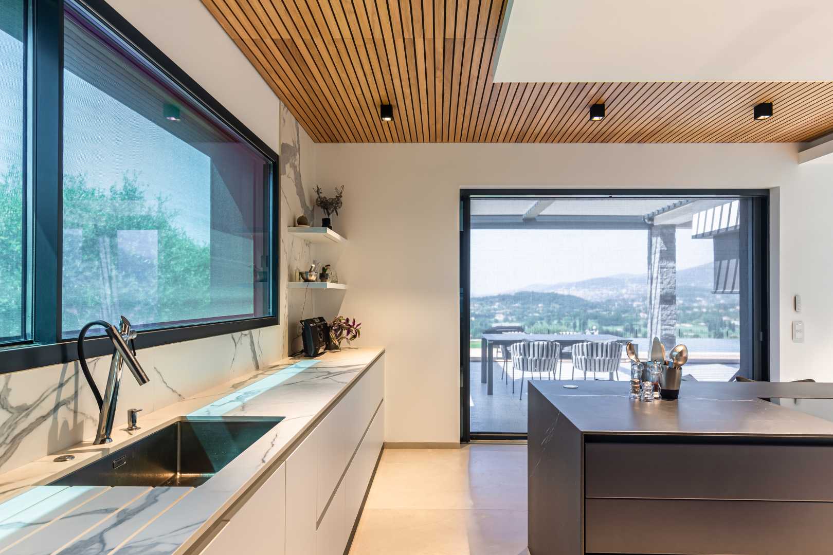Villa Opio keuken Keuken grensend aan terras