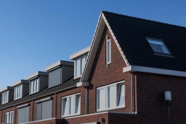 Rijtjes huizen met dakkapellen