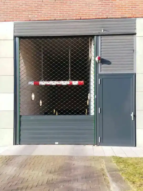 parkeergarage met rolluik