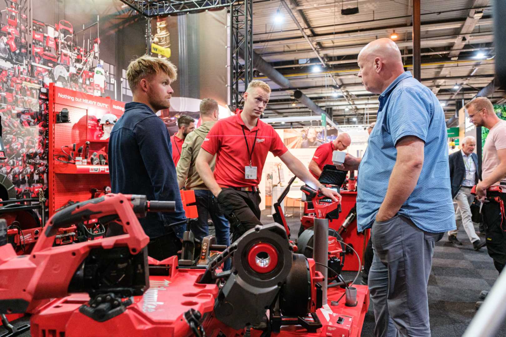 Milwaukee op Installatie Vakdagen Beursbezoekers bij rode machines