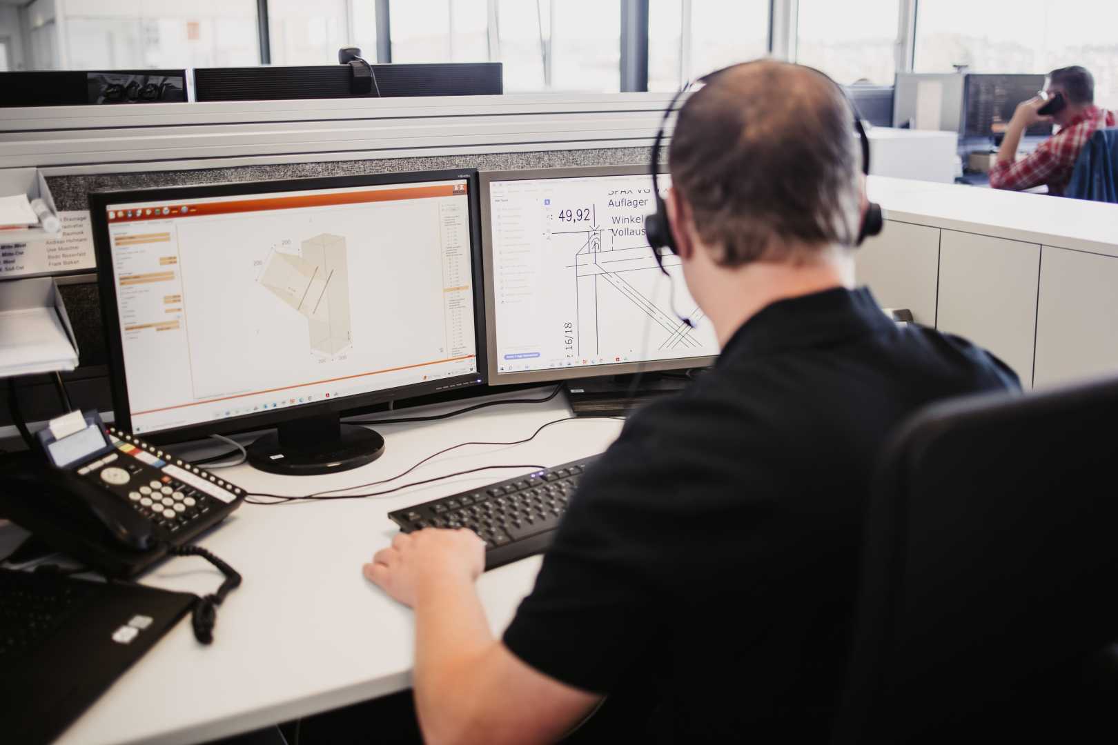 HECO biedt op aanvraag een gratis ontwerpservice voor complexe projecten. man met headset achter computer schermen