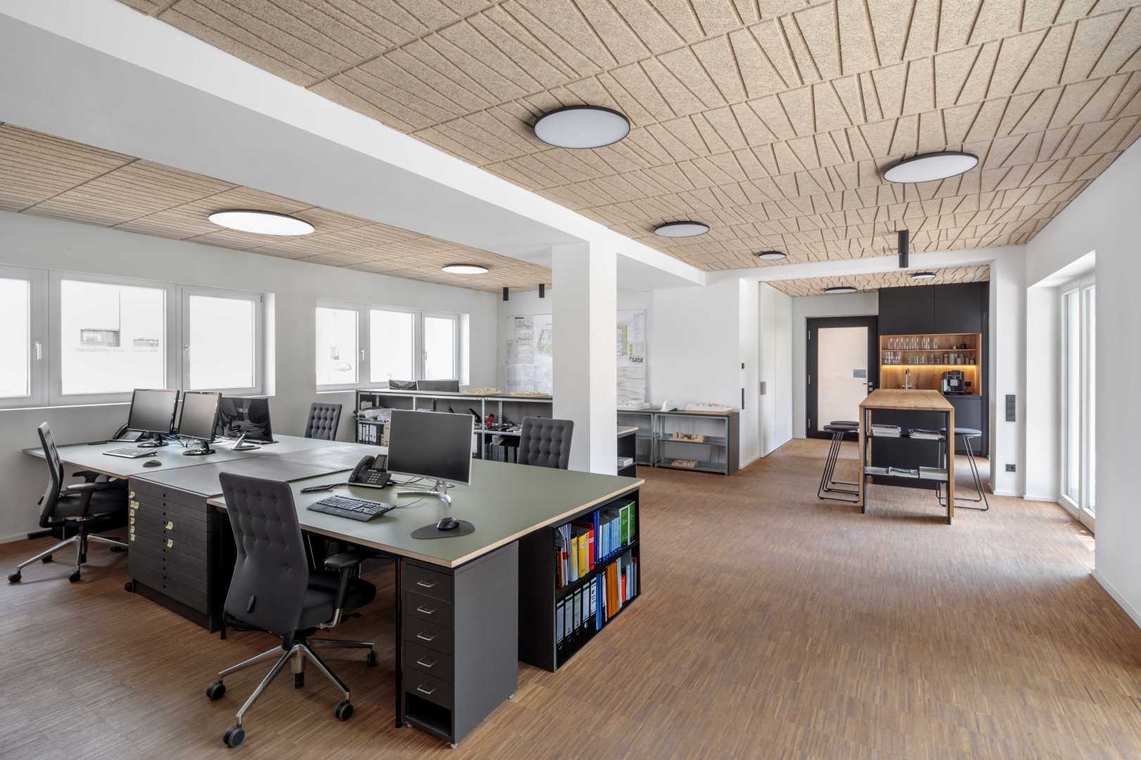 Akoestisch plafond bij Schwille Architekten Modern kantoorinterieur met speciale aandacht voor het plafond