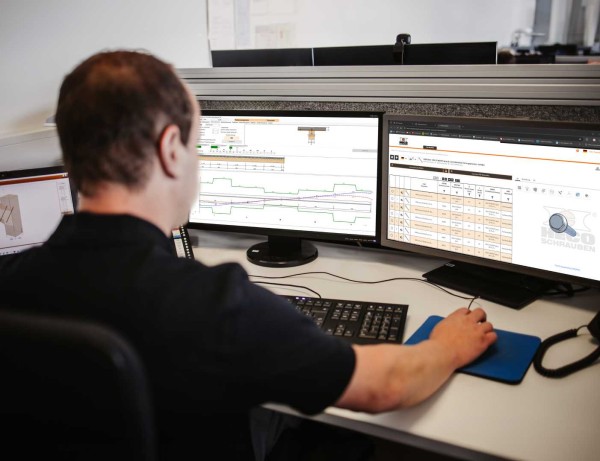 man achter computer schermen