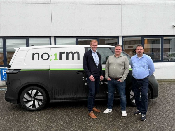 Drie mannen poseren voor bus No;1rm 