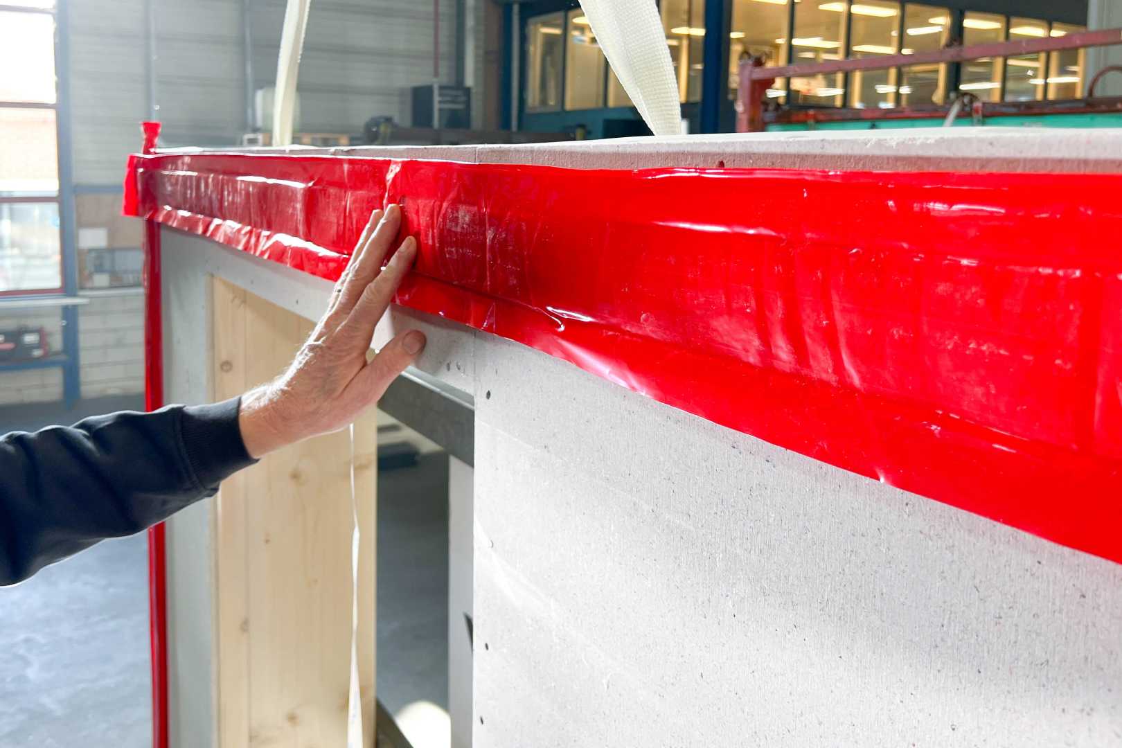 Firetight Kozijnen prefab Brandwerend tape aanbrengen op een kozijn