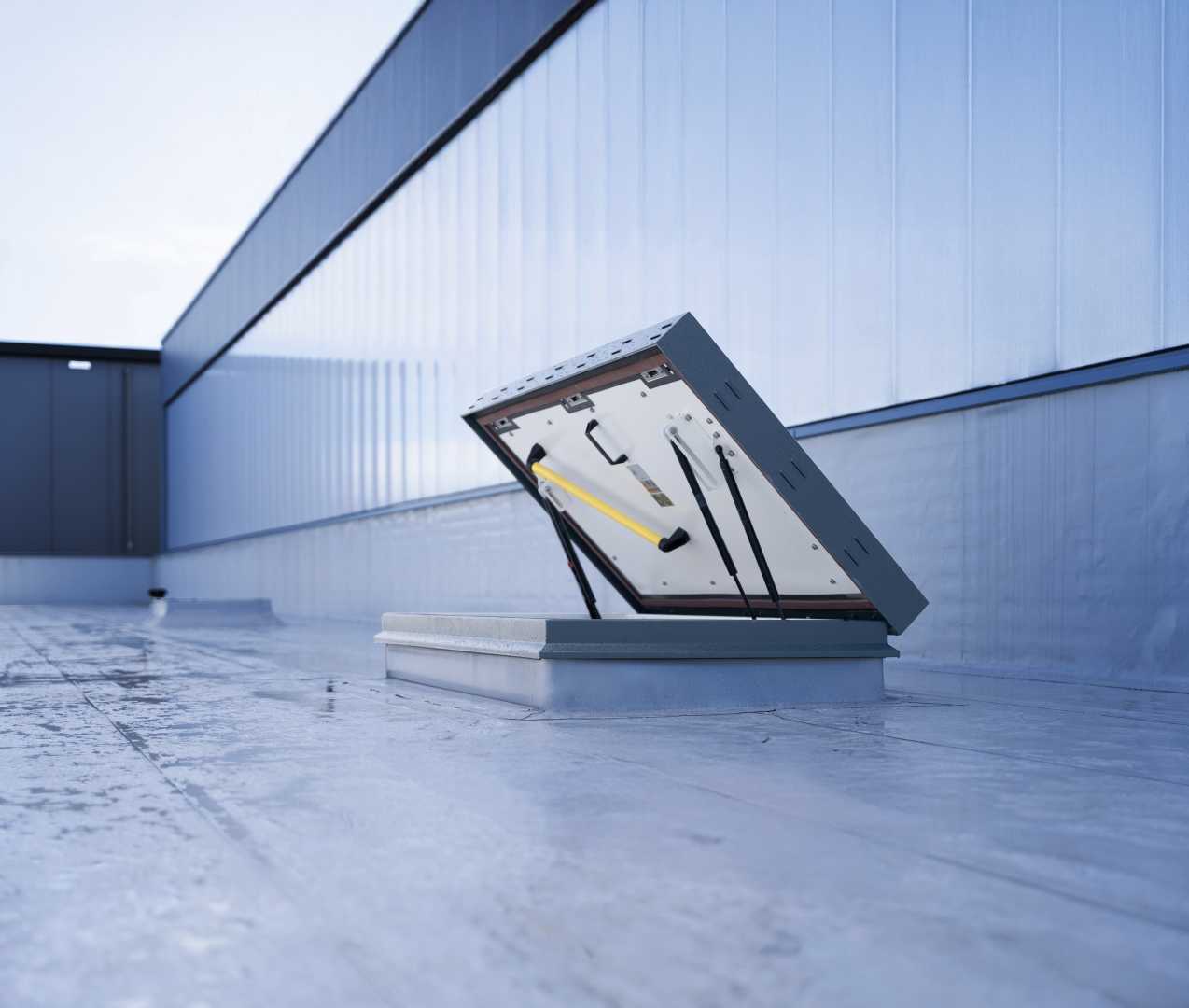 RHTEI Brandwerend Dakluik open op fabrieksdak