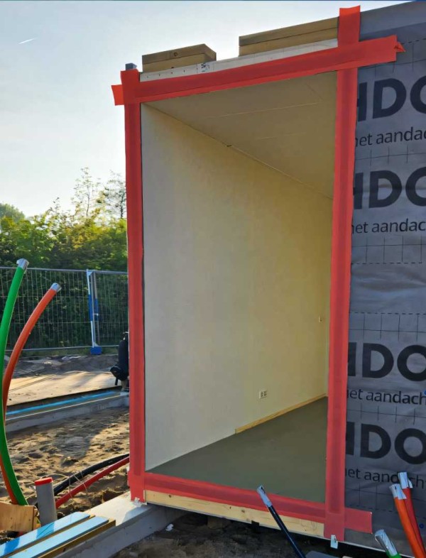 Deur afgewerkt met brandwerend tape