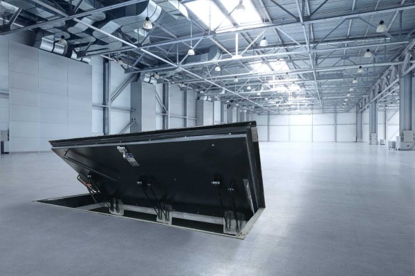 vloerluik in fabriekshal