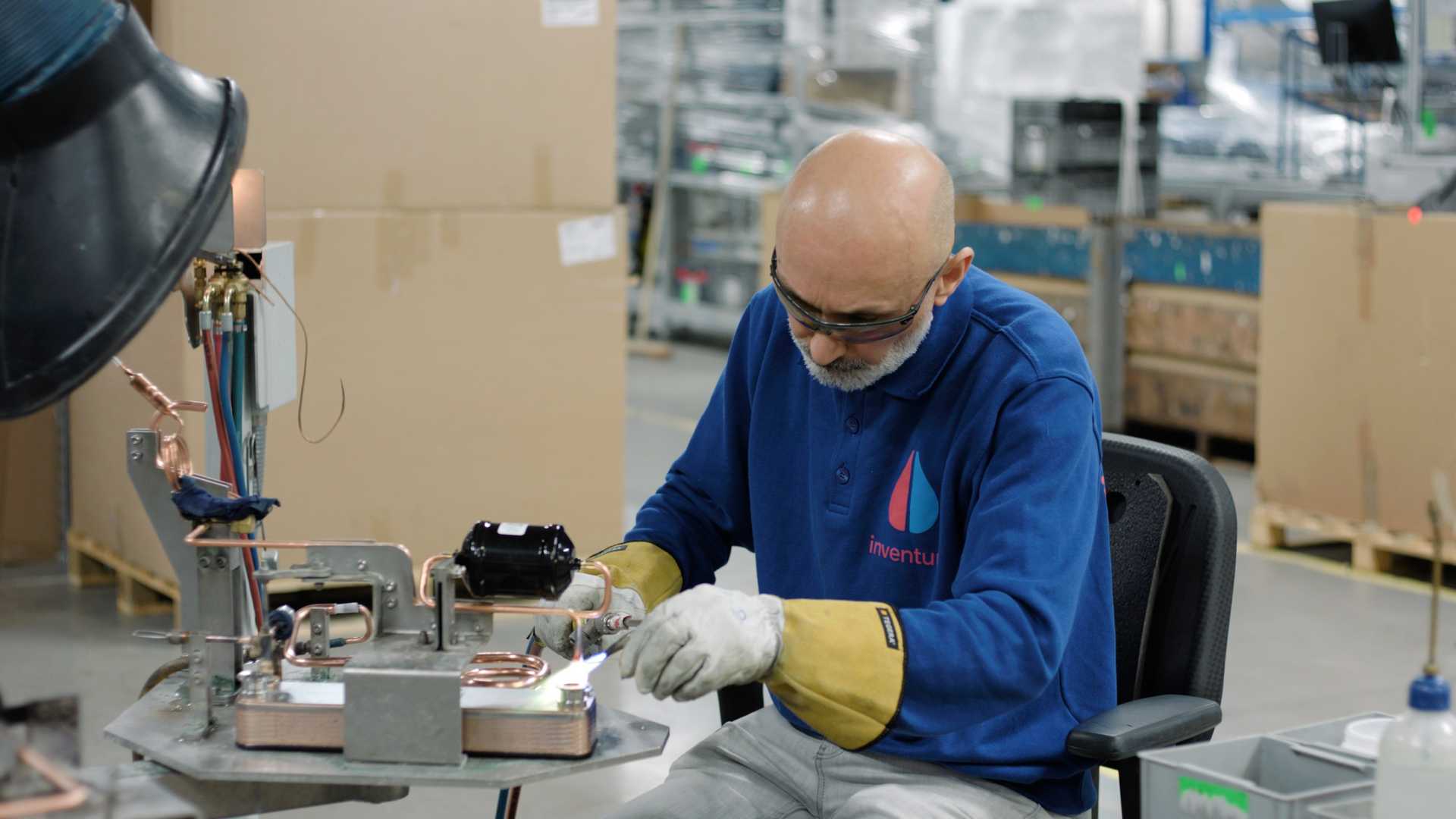 Inventum Technologies fabriek houten man aan het solderen