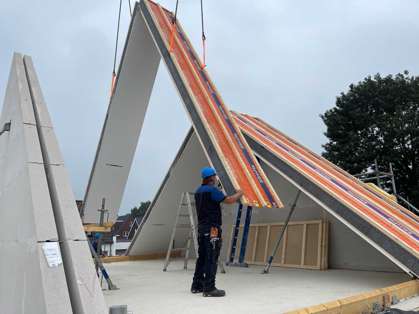 Het aanbrengen van Isobouw dakisolatie Aanbrengen van dakisolatie