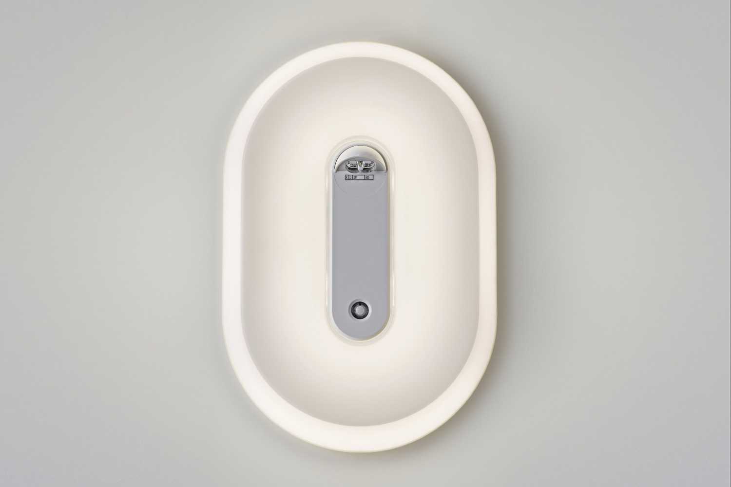 Famostar O-Lux Wandlamp op een grijze muur